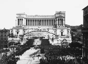 Fašistická oslava připomínající Neznámého vojína na Altare della Patria (Oltář vlasti) v Římě, 4. 11. 1922 (čb foto)
