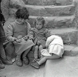 Skupina dětí ve Scalille, Palermo, Sicílie, Itálie