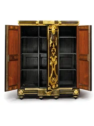 Louis XIV petit armoise, cca 1700-10 (ormolu, mosaz, želvovina, eben a intarzie)