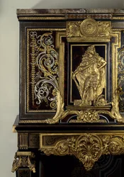Art France: Kabinet zdobí postavu krále Ludvíka XIV. (1638-1715) v Hercules Gaulois. Detail. Nábytek od Andre Boulle (1642-1733) kolem roku 1700. Výška: 1,87m. Paříž, Musee du Louvre