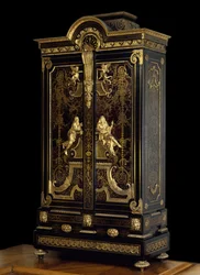 Nábytek ve stylu Ludvíka XIV. (1661-1715): skříň zdobená postavami Aspasie a Sókrata, z dubu, ebenu a zlacení, kolem roku 1710, Paříž. Muzeum Louvre