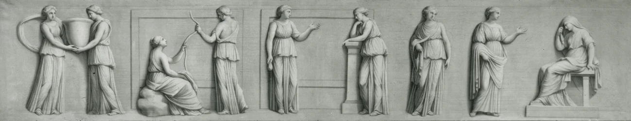 Grisaille panel zobrazující ženské postavy včetně múz