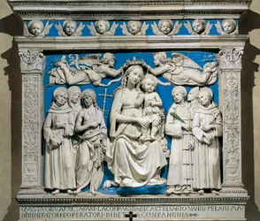 Madonna a dítě se svatými, Andrea della Robbia (1435-1525), glazovaná kamenina, Medicejská kaple, kostel Santa Croce, Florencie, Itálie
