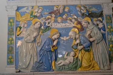 Narození Páně se svatým Františkem a svatým Antonínem, glazovaná terakota od Andrea Della Robbia, svatyně La Verna, Chiusi della Verna, Toskánsko, Itálie