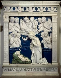 Nativite. Zastoupení Nejsvětější Trojice s Bohem, Ježíšem Kristem a holubicí Ducha svatého. Vysoce reliéfní keramika od Andrea della Robbia