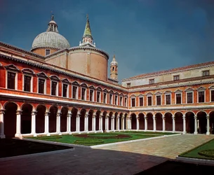 Renesanční architektura: pohled na ambity kostela San Giorgio Maggiore (svatý Jiří Větší), navrženého architektem Andreou di Pietro della Gondolou, zvaným Palladio (1508-1580), 1566, Benátky (Venezia), Itálie