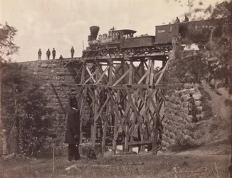 Most na Orange and Alexandria Rail Road, jak byl opraven armádními inženýry pod vedením plukovníka Hermana Haupta, 1865 (albumenový stříbrný tisk ze skleněného negativu)