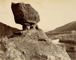 Sfinga v údolí, z knihy The Great West Illustrated in a Series of Photographic Views across the Continent taken along the line of the Union Pacific Railroad West from Omaha, Nebraska by A.J. Russell, Volume I (Velký západ ilustrovaný v sérii fotografických