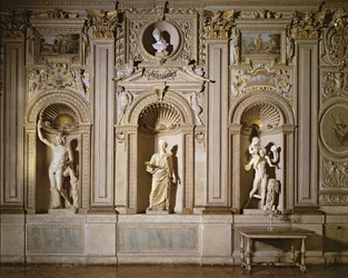 Galleria Carracci, detail zlacené štukové nástěnné výzdoby s výklenky s mramorovou plastikou, foto 1597-1604