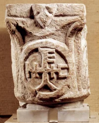 Křesťanský starověk: hlavní města s monogramem, Paříž, muzeum Louvre