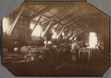 První světová válka 1914-1918: barák se zraněnými francouzskými vojáky v Couville v departementu Manche, Dolní Normandie, Francie. Anonymní fotografie, květen 1917. Soukromá sbírka, Stella.