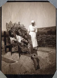 První světová válka 1914-1918: zdravotní sestra (Therese Pavillou?) v blůze na hrobě francouzského pilota seržanta Rouxe, který zemřel ve věku 21 let v Couville, Manche, Basse-Normandie (Dolní Normandie), Francie. Anonymní fotografie červenec 1917. Soukrom