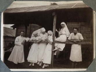 První světová válka 1914-1918: zdravotní sestry a lékaři v halence v Couville, Manche, Basse-Normandie (Basse Normandy), Francie. Anonymní fotografie červenec 1917. Soukromá sbírka, Stella.