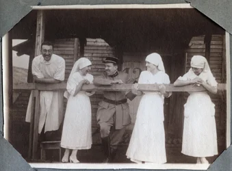 První světová válka 1914-1918: zdravotní sestry v legrační blůze s vojáky a lékařem v Couville, Manche, Dolní Normandie (Dolní Normandie), Francie. Anonymní fotografie červenec 1917. Soukromá sbírka, Stella.