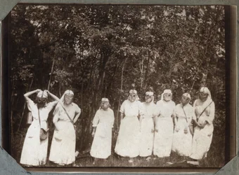 První světová válka 1914-1918: zdravotní sestry v blůze s plynovými maskami v lesích poblíž Couville, Manche, Dolní Normandie (Dolní Normandie), Francie. Anonymní fotografie květen 1917. Soukromá sbírka, Stella.