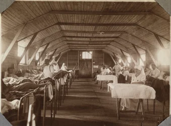 První světová válka 1914-1918: ranění vojáci a ošetřovatelky Francouzského červeného kříže, tábor v Couville v departementu Manche, Dolní Normandie, Francie. Anonymní fotografie, červenec 1917. Soukromá sbírka, Stella.