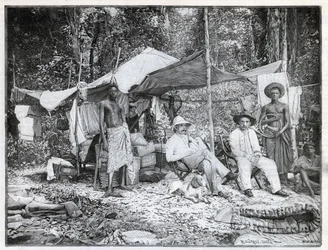 Mise francouzského kapitána Louise Gustava Bingera (1856-1936): tábor mise v Afforenou, Pobřeží slonoviny. Rytina v „Le monde illustree““ z roku 1892. Soukromá sbírka.