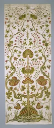 Panel ze souboru závěsů na postel, cca 1705-25 (hedvábí, zlatá nit a výšivka)