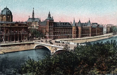 Paříž: vnější pohled na Concierge na Ile de la Cite a most au Change. Fotografie z roku 1920 v „Uměleckém albu“ města Paříže. Soukromá sbírka.