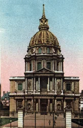 Paříž: vnější pohled na dóm Hotel des Invalides realizovaný Julesem Hardouinem Mansartem (1646-1708) podle projektu liberála Bruanda. Fotografie z roku 1920 v „Uměleckém albu“ města Paříže. Soukromá sbírka.