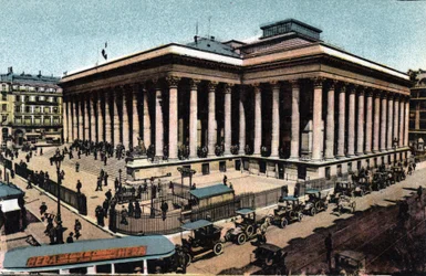 Paříž: vnější pohled na Palais Brongniart (Pařížská burza), postavený v letech 1808-1826 Alexandrem Brongniartem (1770-1847). Fotografie z roku 1920 v „Uměleckém albu“ města Paříže. Soukromá sbírka.