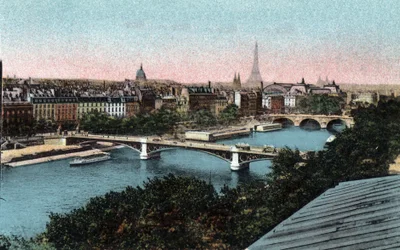 Paříž: panorama Seiny s Eiffelovou věží v pozadí. Fotografie z roku 1920 v „Uměleckém albu“ města Paříže. Soukromá sbírka.