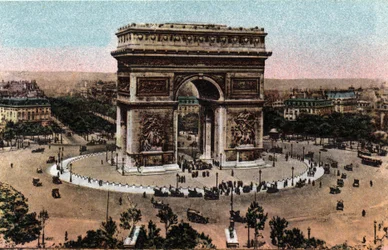 Paříž: pohled na Arc de Triomphe a hrob neznámého vojína na náměstí Place de l