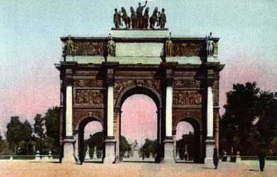 Paříž: pohled na Arc de Triomphe du Carrousel realizovaný Pierrem Francoisem Leonardem Fontainem (1762-1853) a Charlesem Percierem (1764-1838) v roce 1809. Fotografie z roku 1920 v „Uměleckém albu“ města Paříže. Soukromá sbírka.