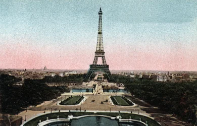 Paříž: pohled na zahrady Trocadero s Eiffelovou věží a mostem Iena na Seině. Fotografie z roku 1920 v „Uměleckém albu“ města Paříže. Soukromá sbírka.