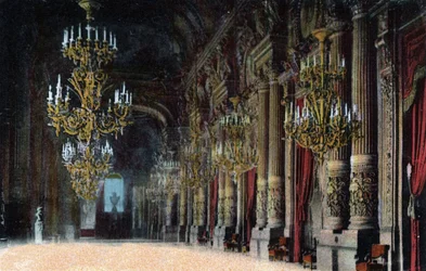 Paříž: pohled na velké foyer Opery Garnier. Fotografie z roku 1920 v „Uměleckém albu“ města Paříže. Soukromá sbírka.