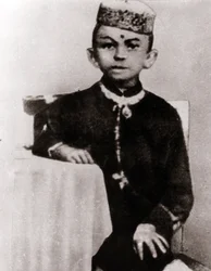 Portrét politického vůdce Mohandáse Karamčanda Gándhího (1869-1948) jako dítěte - Fotografie kolem roku 1875