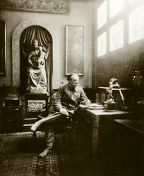 Portrét francouzského spisovatele Anatole France (1844-1924) v roce 1904 v jeho kanceláři. Soukromá sbírka