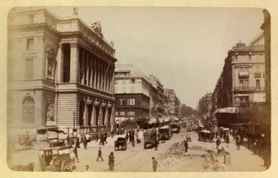 Město Marseille a jeho okolí kolem 1885-1890: Perspektiva Rue Canebiere a Rue de Noailles, soukromá sbírka