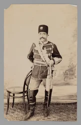 Celovečerní portrét Mozaffar al-Din Shah, konec 19.-začátek 20. století (stříbrný želatinový tisk)