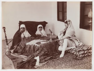 Dámy odpočívající v harému (stříbrná albuminová fotografie)