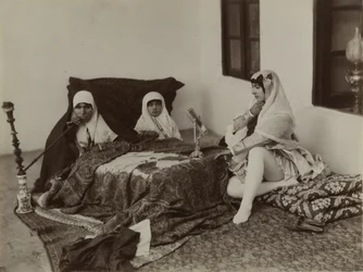 Dámy odpočívající v harému, konec 19. století (foto ze stříbra)