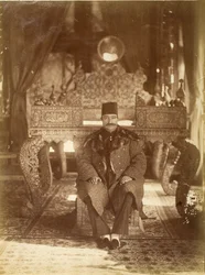 Nasruddin Šáh sedící před Pavím trůnem, palác Golestán, Teherán