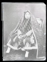 Studiový portrét: matka Nasira Al-Din Shaha, Mahd-i Awliya (černobílá fotografie)