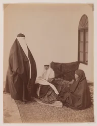Dvě zahalené ženy a dítě (stříbrná albuminová fotografie)