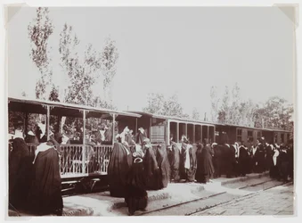 Zahalené ženy nastupují do vlaku (stříbrná albuminová fotografie)