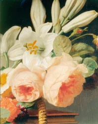 Kytice lilií a růží v košíku na šifonu (detail)