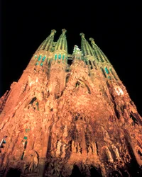Autor: GAUDI i CORNET, Antoni (1852-1926). Název: Sagrada Familia. 1884-1926 (španělsky).. Technika: Architektura. Muzeum/místo: ŠPANĚLSKO. KATALÓNSKO. BARCELONA. Barcelona. Expiatorní kostel Svaté rodiny. Fachada del Nacimiento. (Španělština).