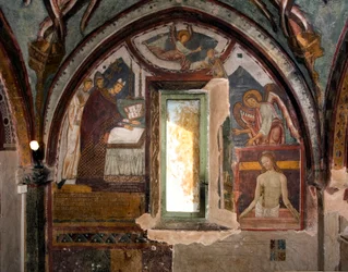 Vlevo papež Gregoire IX., tehdejší předchůdce města Ostia, vysvětil kapli (12. století), vpravo Pieta, freska později vytvořená Antoniem Aquili dit Antoniazzo Romano (aktivní kolem 1461-1508) Kaple z 15. století St. Gregoire, klášter