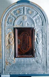 Kristus ve majestátu nad branou do nebe, po stranách dva andělé, kolem 1470-80 (pietra Arenaria)