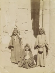 Arabské dívky nesoucí vodu, Egypt