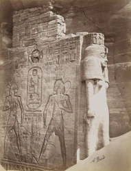 Královna v chrámu Abú Simbel, pohled na detail trůnu a královny pod sedícím Kolosem Ramesse II na severní straně vchodu do Jižního chrámu