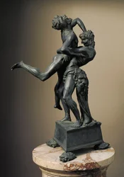 Dvanáct Herkulových děl: „Hérakles (Herkules) zvedni obra Ante“ Bronzová socha Antonia Benciho s názvem Le Pollaiolo (Pollaiuolo) (1431-1498) 1475 Rozm. 45 cm Museo del Bargello, Florencie