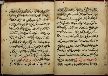 Stránky z rukopisu Kitab al-Ahjar neboli Knihy o drahých kamenech Ahmada bin Jusufa Al-Tifašiho, opsané v roce 799 n. l. (1397 n. l.). Or. 1198