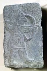 Orthostat zobrazující lučištníka z paláce Kapara, krále Guzamy, Tell Halaf, Sýrie (čedič)