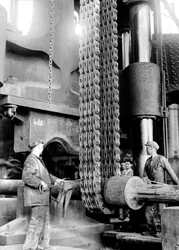 Lidé pracující v továrně na kovovýrobu Terni v Nera Montorio, Terni, Itálie, kolem roku 1935 (acetátový film)